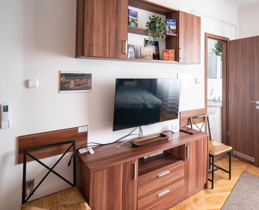 Bumblebee Apartment With Ac Budapest Bagian luar foto